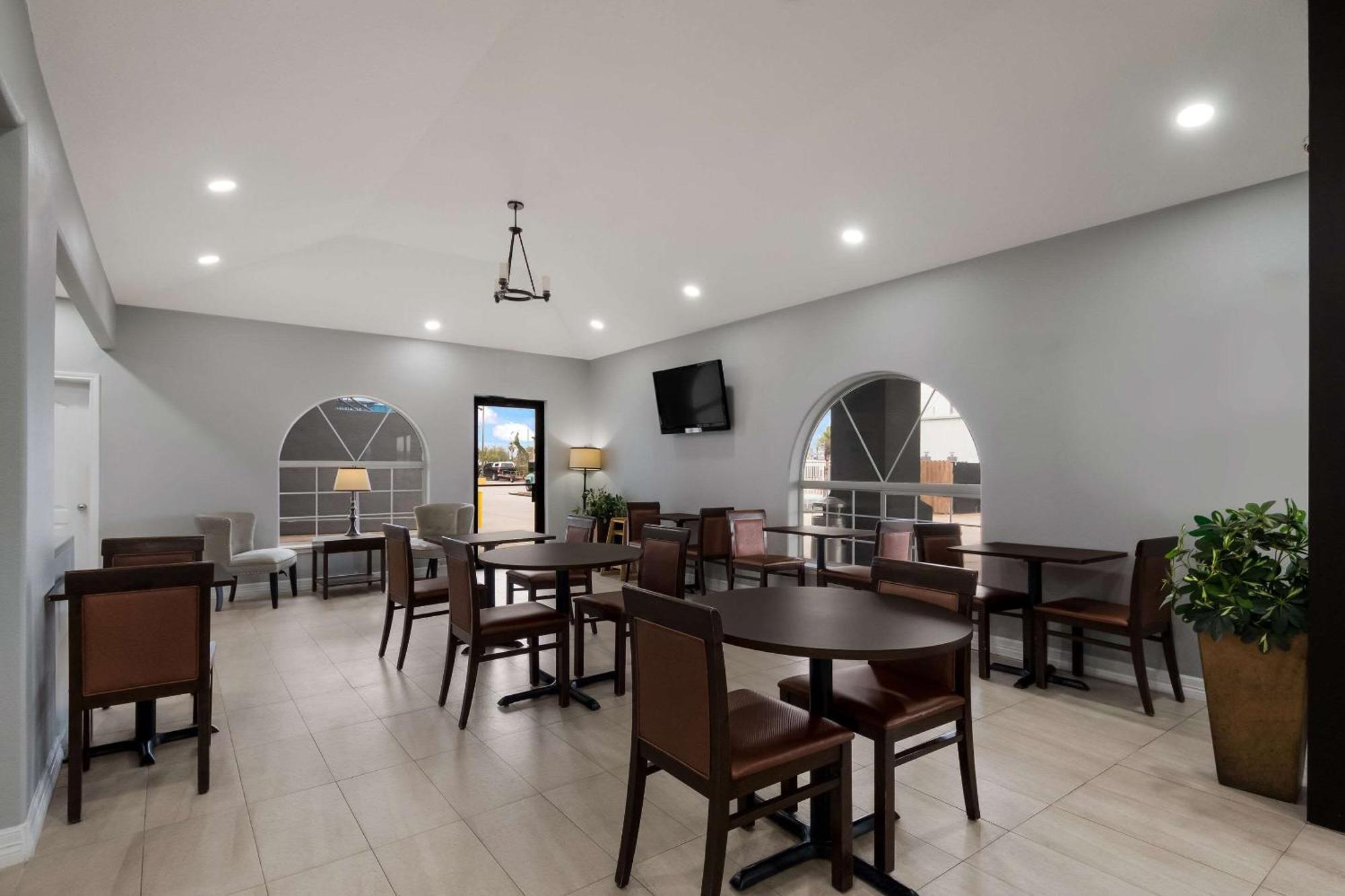 Rodeway Inn & Suites Corpus Christi Exterior photo